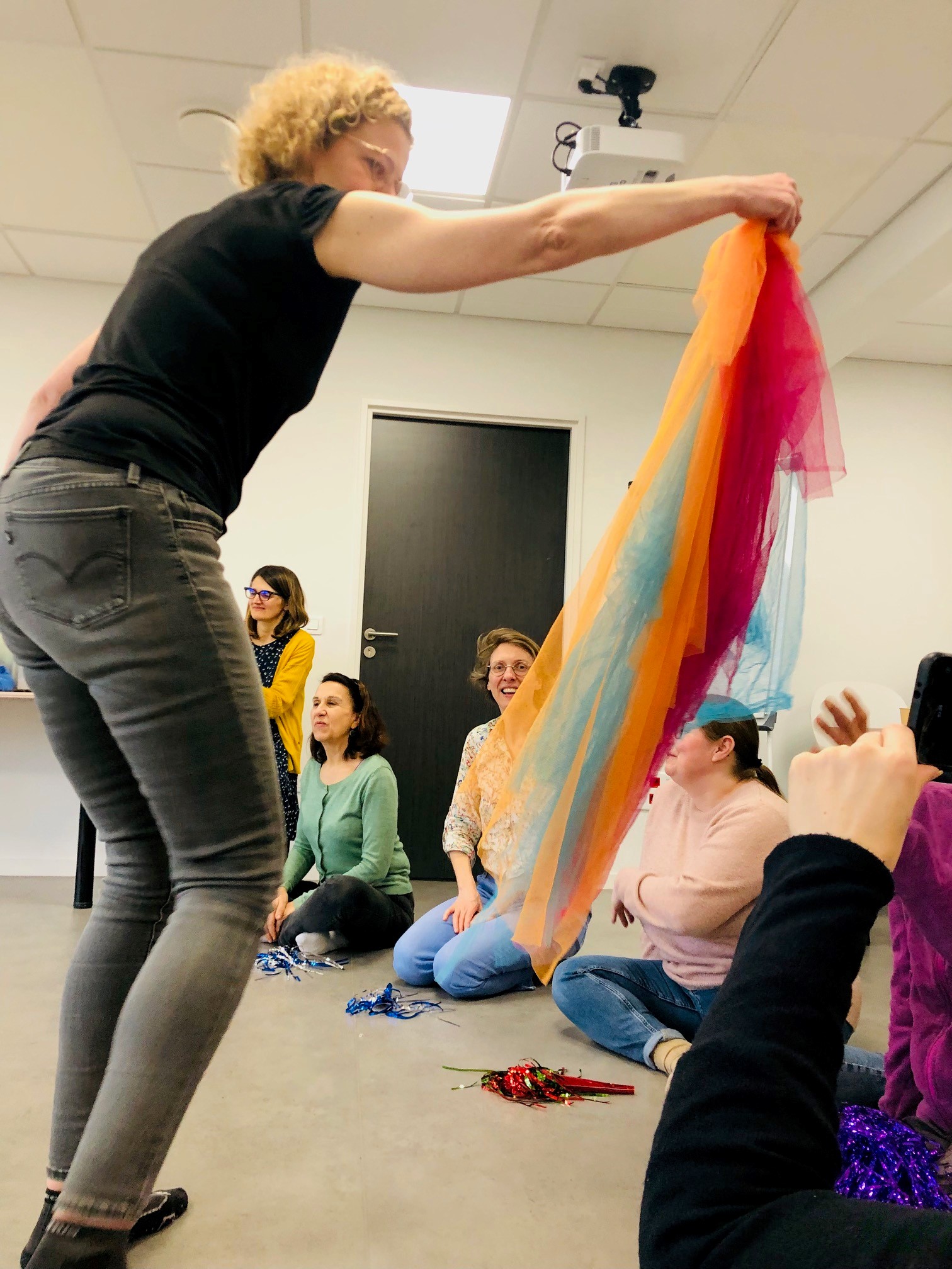 femme agitant un foulard multicolore